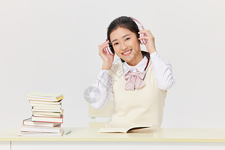 高考冲刺戴着耳机学习的女学生图片