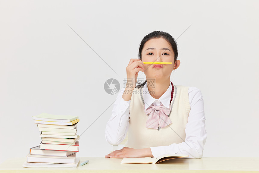 高考冲刺学习的女学生图片