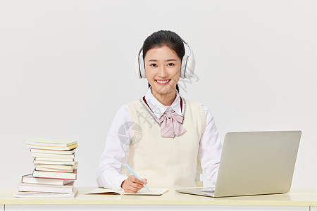 高考冲刺学习的女学生图片