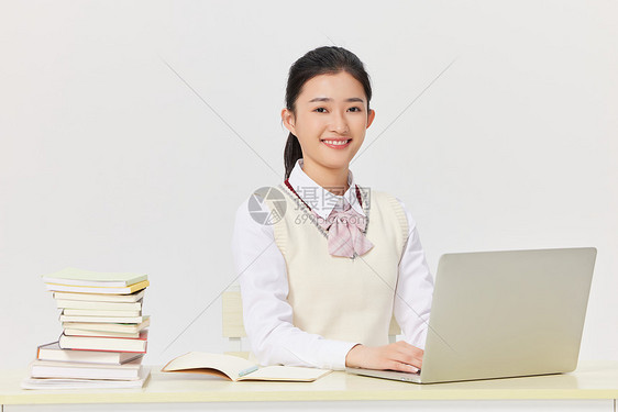 高考冲刺学习的女学生图片