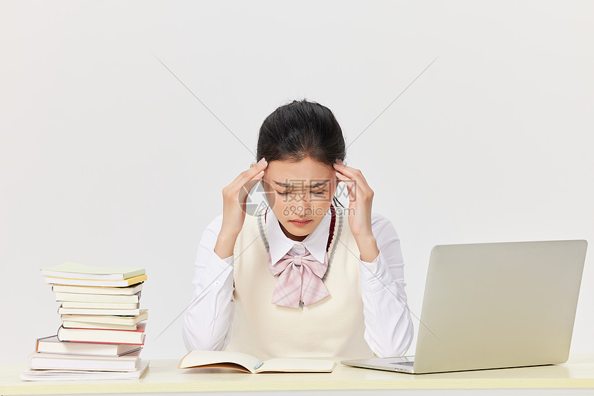 面对作业发愁的女高中生