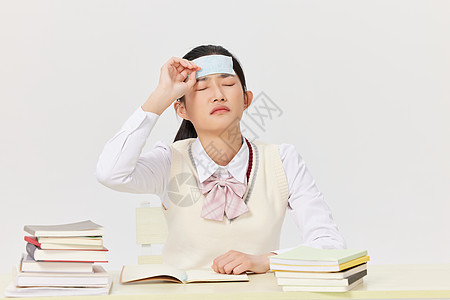 课桌前生病的学生发烧图片素材