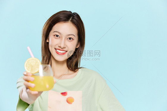 清新美女手拿夏季饮品图片