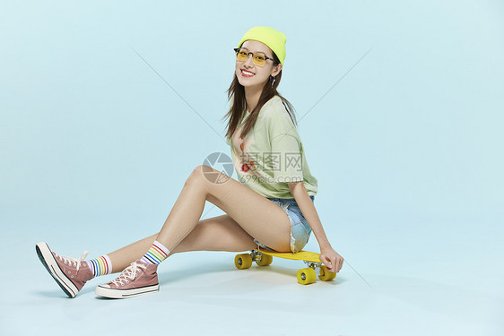 滑板潮流女孩图片