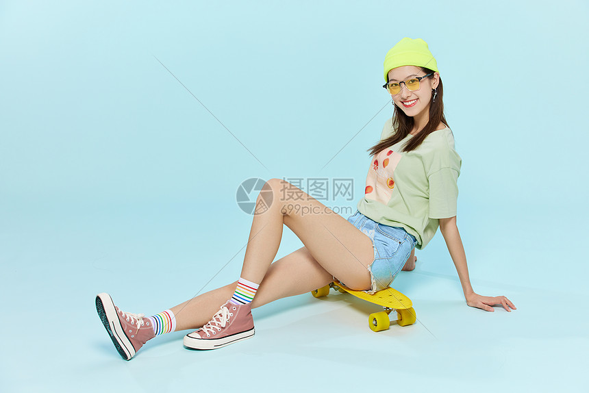 年轻潮流滑板女孩图片