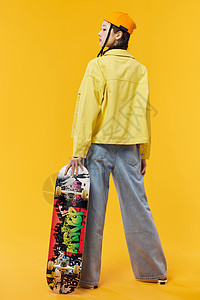 个性滑板女孩背影背景图片