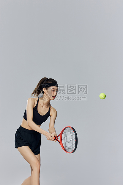 年轻美女打网球图片