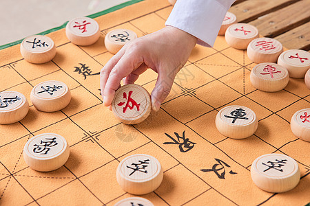 父子公园湖边下象棋手部特写背景