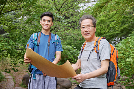 老人郊游中年父子公园徒步看地图背景