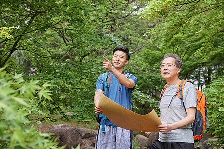 登山背景中年父子公园徒步看地图背景