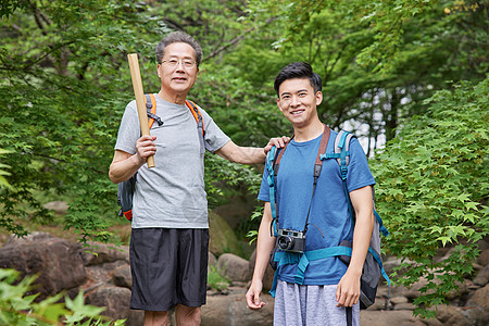 张家界地图中年父子公园里徒步郊游背景