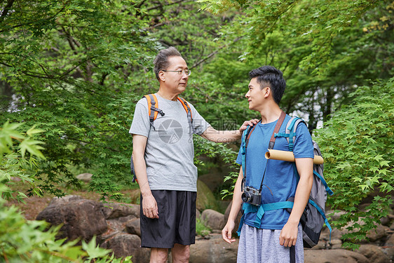 中年父子公园里徒步郊游图片