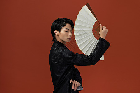 帅哥艺术照手持扇子国潮创意男性背景