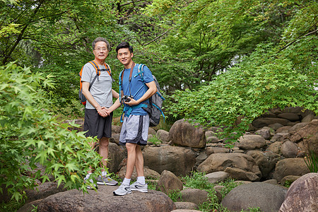 中年父子相伴户外郊游图片