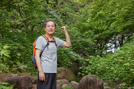 登山老人中老年人户外郊游背景