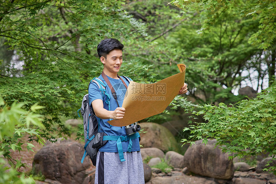 青年男性户外徒步看地图图片