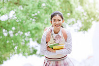 户外年轻女学生写真图片