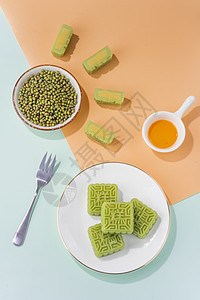 桌上的美味绿豆糕图片