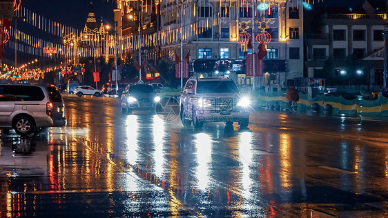 城市雨夜车灯图片