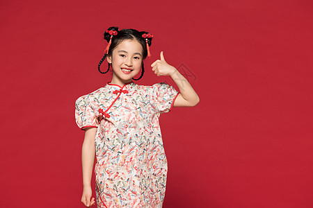 红色背景中国风旗袍儿童点赞高清图片