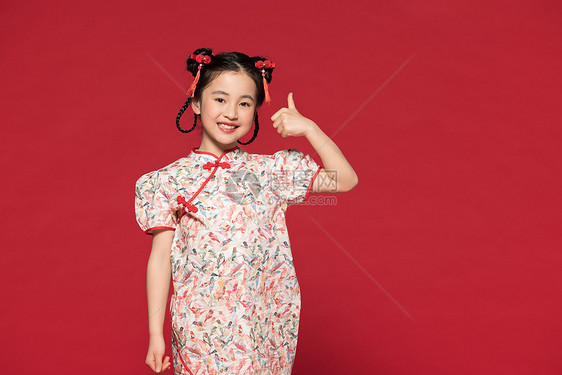 红色背景中国风旗袍儿童点赞图片