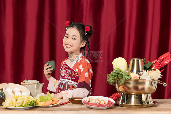 古装小女孩吃火锅图片