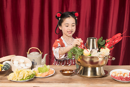 古装国潮吃火锅的小女孩图片素材