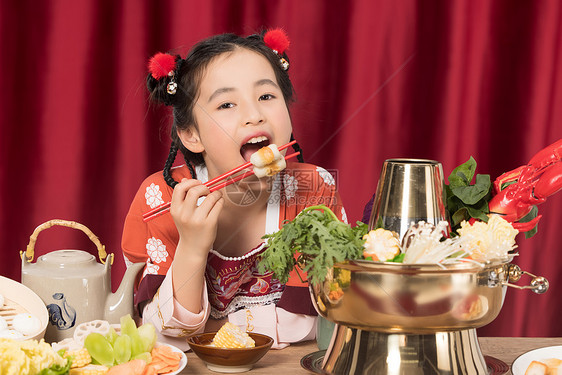 古装小女孩吃火锅筷子夹着竹轮图片