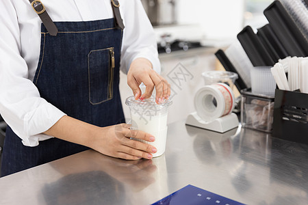 咖啡厅服务员饮品店女性服务员制作咖啡特写背景