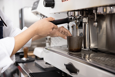 咖啡管饮品店女性服务员制作咖啡特写背景