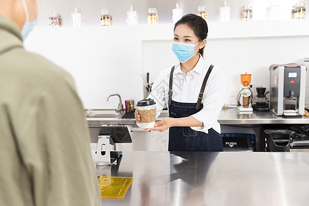 饮品店女性服务员戴口罩服务图片