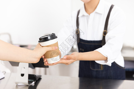 饮品店女性服务员端着咖啡图片