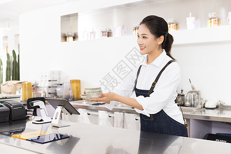 饮品店女性服务员递咖啡图片