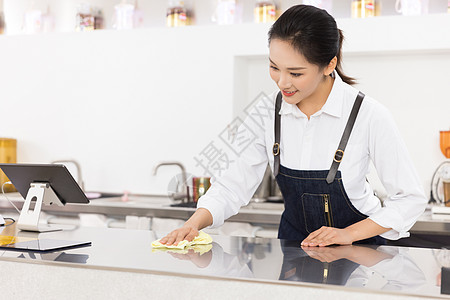 饮品店前台女性服务员擦桌子图片