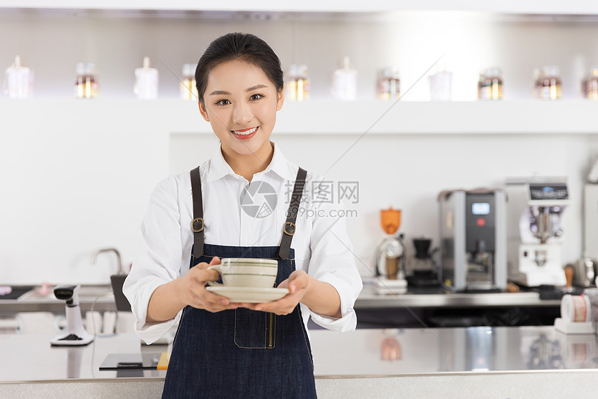 饮品店女性服务员端着咖啡图片