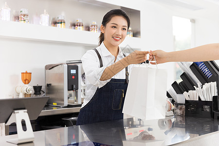 饮品店女性服务员递交外卖袋图片