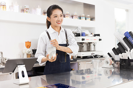 饮品店女性服务员制作奶茶图片