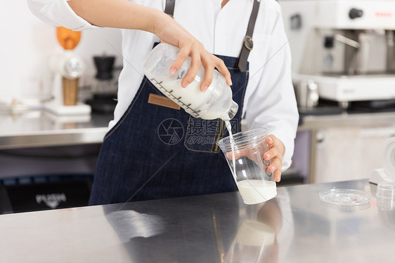 饮品店女性服务员制作奶茶图片