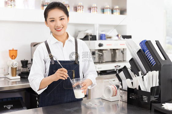 饮品店女性服务员制作奶茶图片