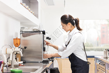 饮品店女性服务员操作机器图片