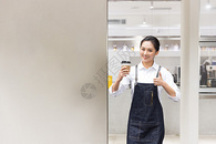 咖啡店女性服务员形象图片