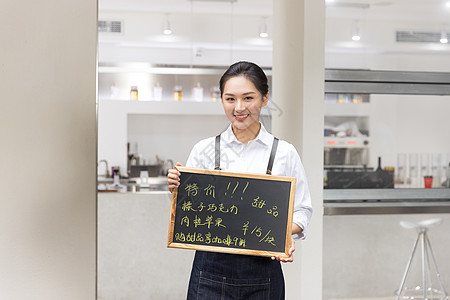 饮品店促销饮品店女性服务员举促销黑板背景