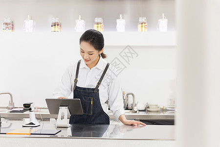 咖啡店女服务员操作电脑高清图片