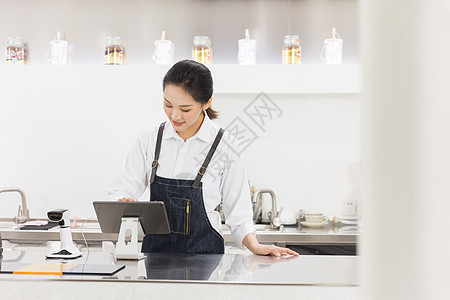 咖啡店女服务员操作电脑图片