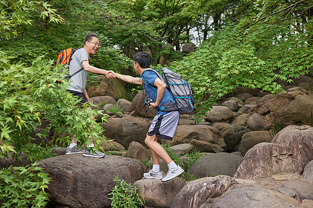 老年人登山中年父子相伴户外郊游背景