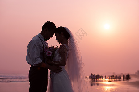 沙滩剪影海边沙滩夫妻日落剪影背景