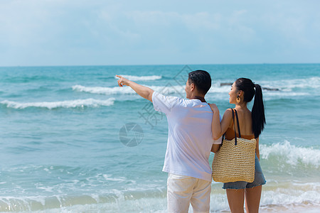 夏日情侣海边沙滩眺望高清图片