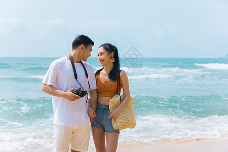 夏日情侣海边沙滩散步度蜜月图片