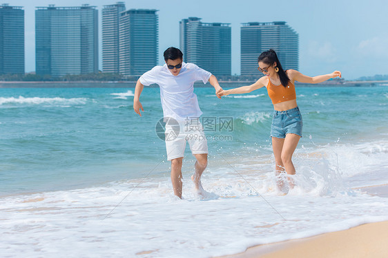 夏日情侣海边沙滩散步图片