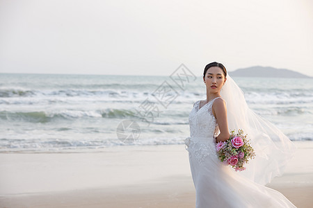 中国新娘海边婚纱美女拿手捧花背景